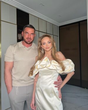 Kurban Omarov Instagram - Едем на премию женщина года. Грандиозное событие, которое нельзя пропустить.