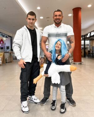 Kurban Omarov Instagram - Хотели серьёзно сфоткаться, но не смогли.