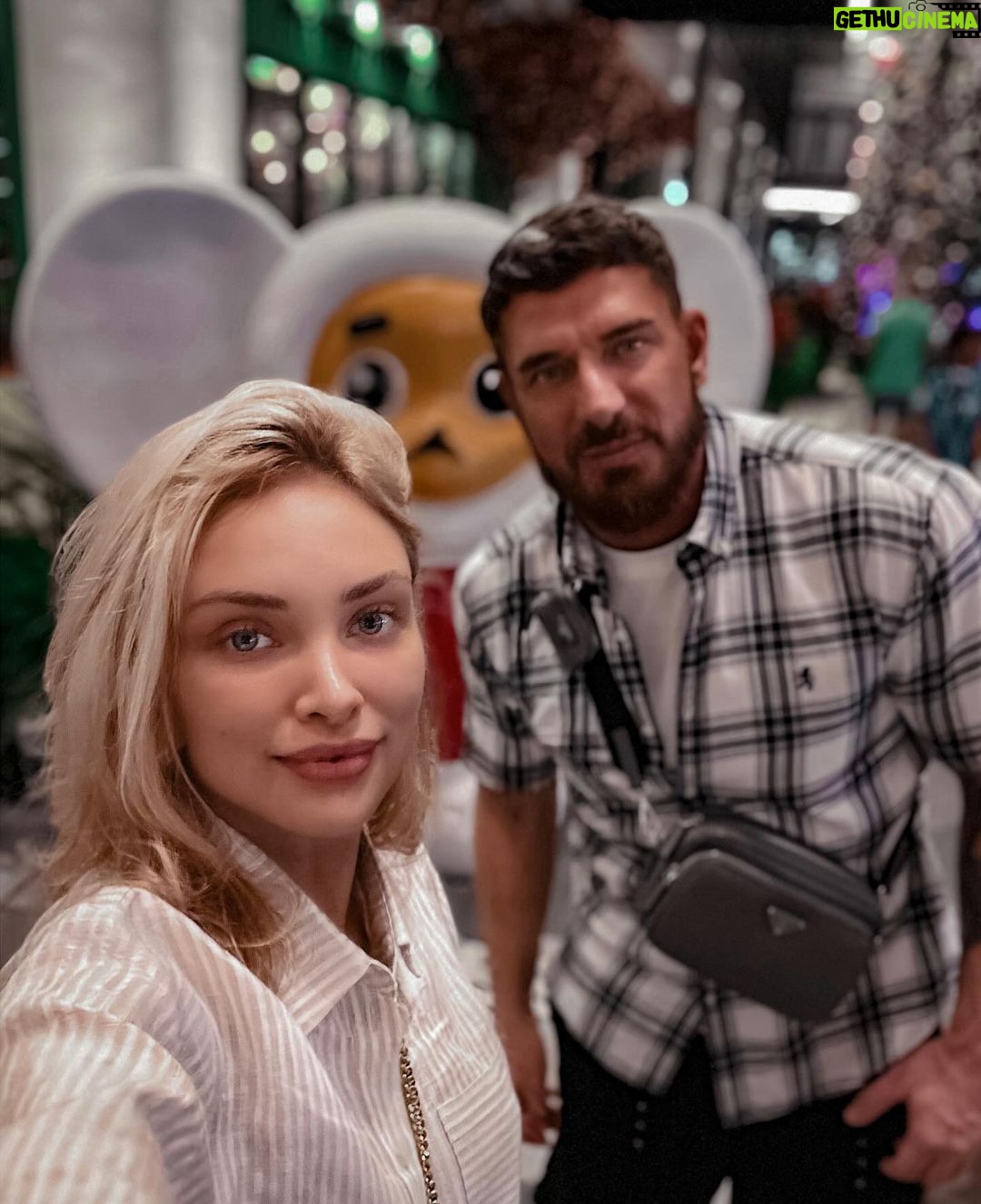 Kurban Omarov Instagram - Я не знаю, как это правильно объяснить. Валерия посмотрела какие-то reels, где учат правильно настраивать камеру, и теперь у нас всегда получаются такие фотографии😸 Phuket, Thailand