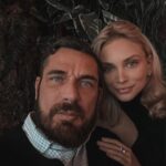 Kurban Omarov Instagram - Итоги года хочу описать двумя словами: «вкус победы». Мы многое пережили: было страшно и непонятно, но 2023 год заканчивается с чувством, которое сегодня испытывает вся страна. Теперь уже ясно, что мы смогли! От всей души хочу поздравить Вас с наступающим Новым Годом и новой Россией, в которую я влюблён ещё сильнее! Ну, а лично наше будущее я хочу описать одним словом: «Семья». В 2024 году я все сделаю правильно 💍 🍼