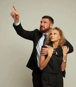 Kurban Omarov Instagram - С Новым Годом ! 
Пусть этот год принесет в ваши жизни радость, тепло и множество свершений. Пусть каждый момент наполнен смехом, любовью и невероятными впечатлениями. Пусть ваши мечты сбудутся, а сердце будет полно радости. 
С наилучшими пожеланиями!