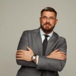 Kurban Omarov Instagram - Я считаю, что Конституция это как устав, кодекс чести, по сути документ, гарантирующий права и закрепляющий важные моменты. И это нормально, когда время идет, и возникает необходимость что-то дополнять. В то время, как на половине Земли царит вакханалия, какие-то трансгендеры, вариации полов и прочий ад, важно и нужно закреплять семейные ценности, права детей, социальные гарантии, о русском языке и историческом пути нашей страны. Это важный шаг, на который нужно было решиться и он не побоялся. Он - это президент России, человек, который думает и видит намного дальше, чем большинство. И сегодня мы отмечаем праздник. День нашей конституции, нашего независимого государства. С праздником!