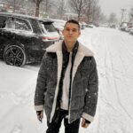 Kurban Omarov Instagram - Не хочу рекламировать сериал, о котором сейчас итак из каждого утюга. Но обвинять сериал, а значит, и его создателей, в убийстве пацана - серьезно? Стенка на стенку, район на район - все это было. Это реальное наше прошлое еще совсем недавно. И уверен, что никто из нас, кто помнит, не хочет ничего подобного ни себе, ни своим детям. Но винить игры и сериалы в жесткости людей это бред. Хочется спросить, а бумер и бригаду видели, тоже все на них валить? Удобно. Мой сын занимается боксом, общается с такими же молодыми парнями, как герои сериала, и я вам скажу, если воспитание и голова на плечах есть, то никакой сериал не заставит пацана пойти совершить убийство. Кто хочет хайпануть, должны учитывать последствия от Роскомнадзора и суда. Болтать все подряд - это не про демократию, права и свободу, а знаете про что?