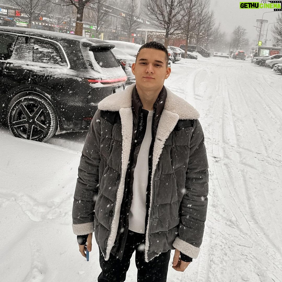 Kurban Omarov Instagram - Не хочу рекламировать сериал, о котором сейчас итак из каждого утюга. Но обвинять сериал, а значит, и его создателей, в убийстве пацана - серьезно? Стенка на стенку, район на район - все это было. Это реальное наше прошлое еще совсем недавно. И уверен, что никто из нас, кто помнит, не хочет ничего подобного ни себе, ни своим детям. Но винить игры и сериалы в жесткости людей это бред. Хочется спросить, а бумер и бригаду видели, тоже все на них валить? Удобно. Мой сын занимается боксом, общается с такими же молодыми парнями, как герои сериала, и я вам скажу, если воспитание и голова на плечах есть, то никакой сериал не заставит пацана пойти совершить убийство. Кто хочет хайпануть, должны учитывать последствия от Роскомнадзора и суда. Болтать все подряд - это не про демократию, права и свободу, а знаете про что?