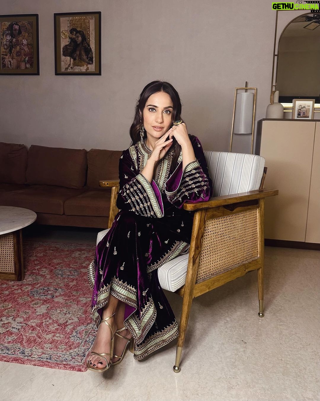 Kusha Kapila Instagram - likes maang rahi hai💀 . . . Hair and makeup by @vishakhadjain Styled by @ayeshaaminnigam with @mehullsinglla Assisted by @__nandinii Outfit by @sureenachowdhri Jewels by @anaghaartsnjewels