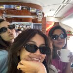 Kusha Kapila Instagram - Haanji? Kiddaaaaa ;) Plane mein bhi chain nahi hai - Toronto we are coming #AreYouReadyToCome Can’t wait to reunite with @dollysingh @shibani_bedi #thankyouforcoming #bhumipednekar #shehnaazgill #kushakapila