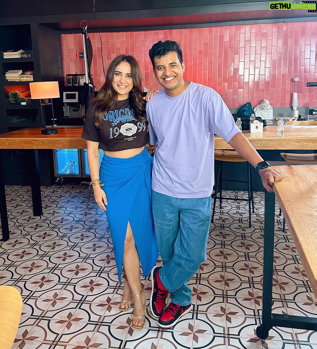 Kusha Kapila Instagram - keeping it kullu (and kushu) ka naya episode aagaya hai @netflix_in ke youtube par. Zaroor dekhiyega 🔮 @kullubaaazi ✨ link in bio Jewellery by @the_jewel_factor Styled by @ayeshaaminnigam with @mehullsinglla Assisted by @_m.a.h.i._