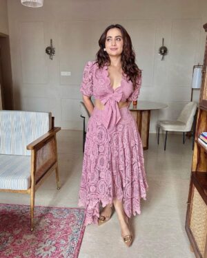 Kusha Kapila Instagram - felt later will delete cute🌸

@lovechoje
@the_jewel_factor
Styled by @ayeshaaminnigam 
Assisted by @mehullsinglla