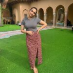 Kusha Kapila Instagram – small and stupid 🐶👧