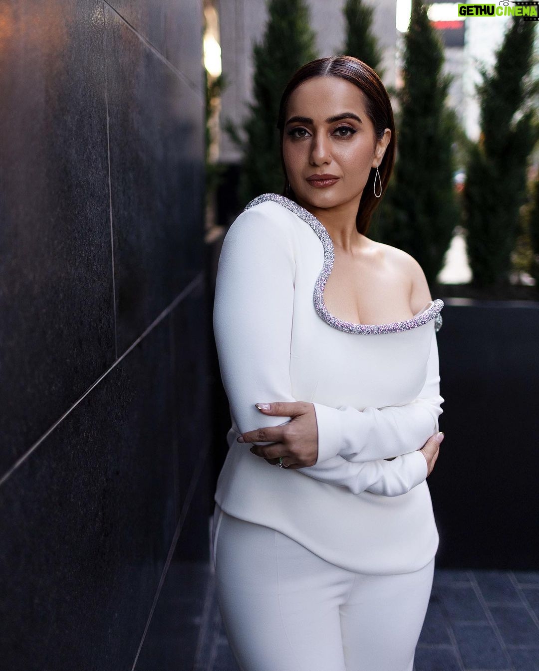 Kusha Kapila Instagram - Toronto🤍 #thankyouforcomingattiff TIFF Production: @Mediaworkss TIFF BTS: Photography & Video: @amritaroraphotography Styled by - @manishamelwani @devanshi.15 @abhilashatd Outfit - @safiyaa_official Jewellery - @vishvafinejewelry Hair & Makeup: @shirleywuofficial Styling Team - @sim.ran_awayy @junni.khyriem @iambidipto_ @gypsy.girl.world @bhavnaaaaa.r @kasliwalriddhi @swityshinde @juhi.melwani @shubhangi.upadhyay2 Downtown Toronto