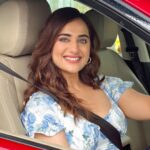 Kusha Kapila Instagram - aaja meri gaadi mein baith ja🚗 season 3 of @tinder_india’s Swipe Ride drops today - a series where yours truly and a celebrityyyy guest drops a gorgeous kanya to her Tinder date. Aapke dost ko le jana hai? Bata dijiye, hum le jayenegey :) badhiya episode hai, zaroor dekhna. Watch #SwipeRide, now streaming free, only on @officialjiocinema Earrings @ishhaara Mumbai - मुंबई
