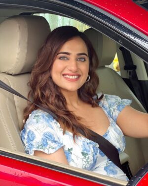 Kusha Kapila Instagram - aaja meri gaadi mein baith ja🚗

season 3 of @tinder_india’s Swipe Ride drops today - a series where yours truly and a celebrityyyy guest drops a gorgeous kanya to her Tinder date. Aapke dost ko le jana hai? Bata dijiye, hum le jayenegey :)

badhiya episode hai, zaroor dekhna. Watch #SwipeRide, now streaming free, only on @officialjiocinema

Earrings @ishhaara