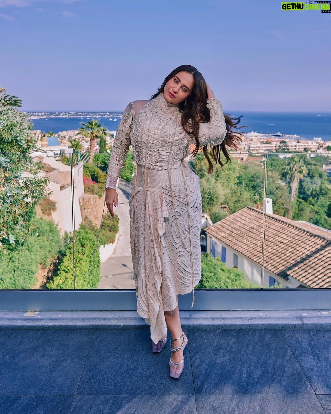 Kusha Kapila Instagram - har pearl yahan jee bhar jeeyo #cannes2023 @fetch_india Styled by : @ayeshaaminnigam @rhiakapoor Assisted by: @sejal_satish.n @thanishqkokare Outfit :custom @abhisheksharmastudio Jewellery: hair accessories @amamajewels ; earrings @chrstns_paris Shoes: @paciotti Makeup : @aashna_shah Hair : @makeupbyvishakha Shot by : @eastmancolourr Cannes, French Riviera, France