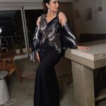 Kusha Kapila Instagram - ek bhi picture mein mundi seedha nahi hai - my mom tonight for my forever fave @amitaggarwalofficial’s store opening. currently stuck at gurguram toll. makeup by @srishtianandmakeup met inspired hair by @chon_hairartist