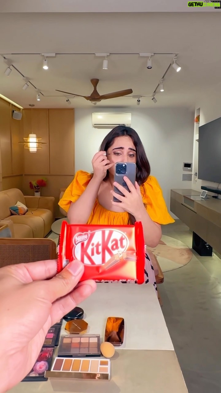 Kusha Kapila Instagram - rate my catching skills from 0 to -10🌝 Also have had enough of always being in a hurry so it’s time to #CatchABreak with Kitkat. Here’s how you can #CatchABreak: 1. Create your reel catching a break 2. Tag @kitkatindia to get featured 3. Don’t forget to use the hashtag #CatchABreak #KitKat #CatchABreak #ad