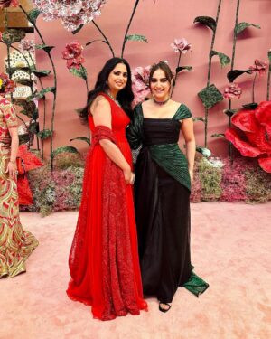 Kusha Kapila Instagram - @nmacc.india photo dump✨

last night was one for the books. The scale of this cultural centre alone engulfed you that is if you could process the people you were walking past. I want to quickly talk about the exhibit that was and should be at the centre of this “Indian met gala”. Design, fashion and art students are going to devour it. When I was studying at NIFT, if my batchmates and I experienced something like this, I know for sure we’d be spending a lot of our time here. Think archival pieces from Indian and international designers from collections that are referenced often in design school. I enjoyed the exhibit immensely which is probably the reason I missed out on getting a selfie with Zendaya and Tom which let’s be honest I was never going to get but hey, I saw SRK perform so I truly won last night🌚