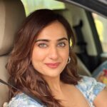 Kusha Kapila Instagram - aaja meri gaadi mein baith ja🚗 season 3 of @tinder_india’s Swipe Ride drops today - a series where yours truly and a celebrityyyy guest drops a gorgeous kanya to her Tinder date. Aapke dost ko le jana hai? Bata dijiye, hum le jayenegey :) badhiya episode hai, zaroor dekhna. Watch #SwipeRide, now streaming free, only on @officialjiocinema Earrings @ishhaara Mumbai - मुंबई