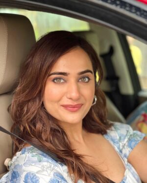 Kusha Kapila Instagram - aaja meri gaadi mein baith ja🚗

season 3 of @tinder_india’s Swipe Ride drops today - a series where yours truly and a celebrityyyy guest drops a gorgeous kanya to her Tinder date. Aapke dost ko le jana hai? Bata dijiye, hum le jayenegey :)

badhiya episode hai, zaroor dekhna. Watch #SwipeRide, now streaming free, only on @officialjiocinema

Earrings @ishhaara