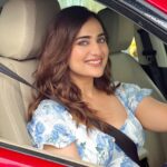 Kusha Kapila Instagram - aaja meri gaadi mein baith ja🚗 season 3 of @tinder_india’s Swipe Ride drops today - a series where yours truly and a celebrityyyy guest drops a gorgeous kanya to her Tinder date. Aapke dost ko le jana hai? Bata dijiye, hum le jayenegey :) badhiya episode hai, zaroor dekhna. Watch #SwipeRide, now streaming free, only on @officialjiocinema Earrings @ishhaara Mumbai - मुंबई