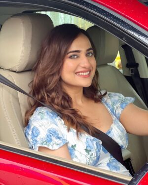 Kusha Kapila Instagram - aaja meri gaadi mein baith ja🚗

season 3 of @tinder_india’s Swipe Ride drops today - a series where yours truly and a celebrityyyy guest drops a gorgeous kanya to her Tinder date. Aapke dost ko le jana hai? Bata dijiye, hum le jayenegey :)

badhiya episode hai, zaroor dekhna. Watch #SwipeRide, now streaming free, only on @officialjiocinema

Earrings @ishhaara