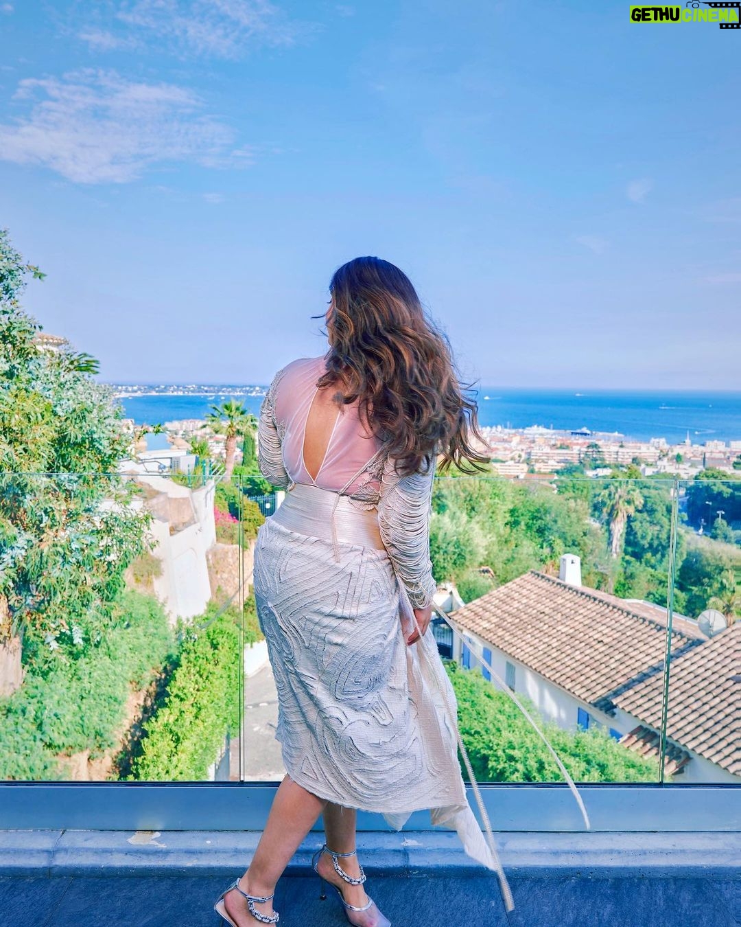 Kusha Kapila Instagram - not me posing like I own this villa 🌚 Thank you @airbnb for making this spectacular stay possible and making all my French Riviera dreams come true. Which look is your fave? Cannes, French Riviera, France