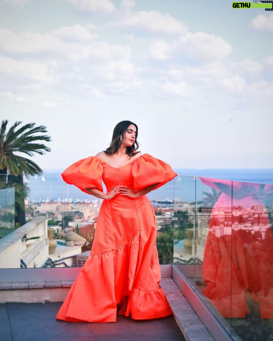 Kusha Kapila Instagram - not me posing like I own this villa 🌚 Thank you @airbnb for making this spectacular stay possible and making all my French Riviera dreams come true. Which look is your fave? Cannes, French Riviera, France