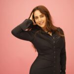 Kusha Kapila Instagram – happy international pan indian local pitampura gurugram bandra khar lokhandwala women’s day to all of you gilheris. roz jo mann mein aaye karo. mere toh excitement mein period hee aagaye👩‍🔧🤰🏽👩‍🌾👩‍🔬🧗‍♀️🏌️‍♀️⛹️‍♀️🧚‍♀️🚶‍♀️🕵️‍♀️💂‍♀️🙇‍♀️🧝‍♀️🦸‍♀️🤵‍♀️👯‍♀️🧕👩‍💻🤸‍♀️👩‍💼👷‍♀️🧏‍♀️🙍‍♀️👩‍🏫👩‍🏭🏃‍♀️🤾‍♀️👩‍✈️🧘‍♀️🚴‍♀️👩‍🍳🙅‍♀️🚣‍♀️🧛‍♀️👩‍🍼💆‍♀️💆‍♀️🧞‍♀️👩‍🚀👩🧍‍♀️👸🙋‍♀️👩‍⚖️🤹‍♀️🙎‍♀️👩‍🎓👩‍🚒🏄‍♀️🧖‍♀️👩‍⚕️💁🏼‍♀️🧙‍♀️🚵‍♀️🧔‍♀️👰‍♀️👩‍🎤🏊‍♀️🏋️‍♀️🙆🏼‍♀️👩‍🎨👳‍♀️💇‍♀️🧟‍♀️🤷🏼‍♀️👩‍🦯👩‍🦰🧎‍♀️👩‍🦱👩‍🦲👩‍🦳🤦‍♀️👩‍🦼👩‍🦽🤽‍♀️👩‍👩‍👧‍👧👩‍👩‍👧👩‍👩‍👦‍👦👩‍👩‍👦💃👭👫👩‍👩‍👧‍👦👩‍❤️‍💋‍👩🚺

picture credit: Netflix, TYFC

Styled by – @manishamelwani @devanshi.15 
Outfit – @coucoo
Earrings – @lavgender
Neckpiece – @swarovski