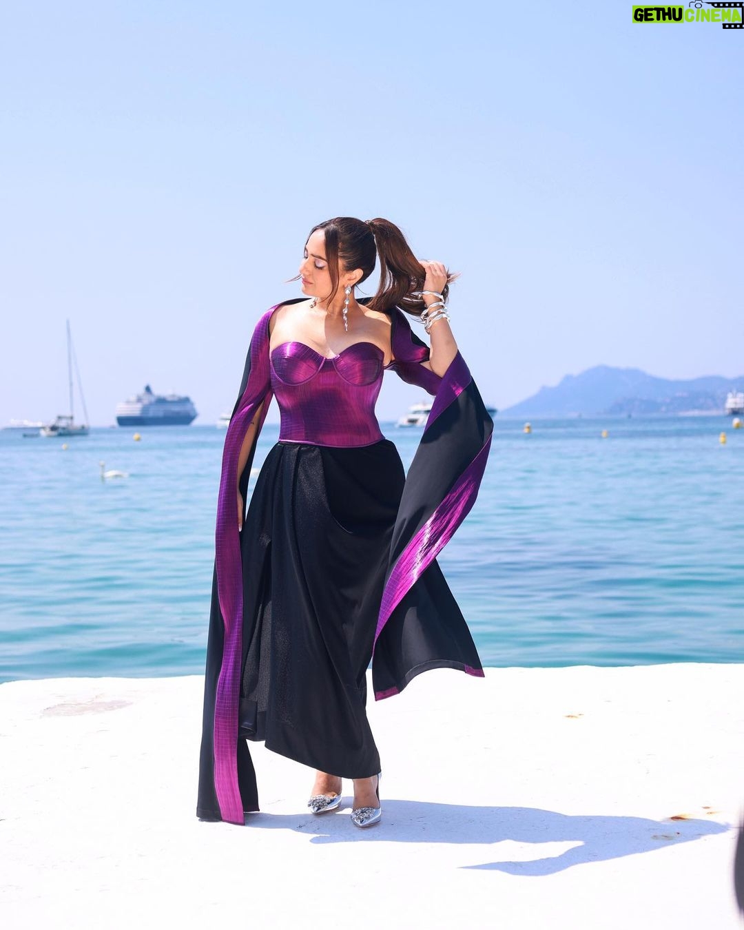 Kusha Kapila Instagram - The iconic martinez stairs or the French Riviera? Couldn’t pick one🦄 In this glistening @rimzimdaduofficial @fetchindia Bangles @shoplune Shoes : @Rogervivier earrings: @pinkdrizzle_ Styled by : @ayeshaaminnigam @rhiakapoor Assisted by: @sejal_satish.n @thanishqkokare Makeup : @aashna_shah Hair : @makeupbyvishakha Shot by : @eastmancolourr Hotel Martinez