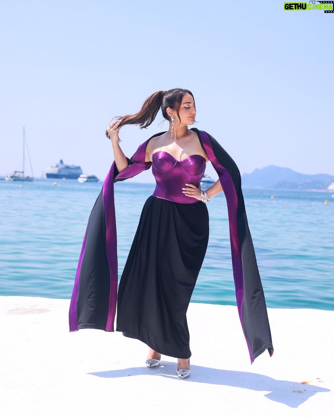 Kusha Kapila Instagram - The iconic martinez stairs or the French Riviera? Couldn’t pick one🦄 In this glistening @rimzimdaduofficial @fetchindia Bangles @shoplune Shoes : @Rogervivier earrings: @pinkdrizzle_ Styled by : @ayeshaaminnigam @rhiakapoor Assisted by: @sejal_satish.n @thanishqkokare Makeup : @aashna_shah Hair : @makeupbyvishakha Shot by : @eastmancolourr Hotel Martinez