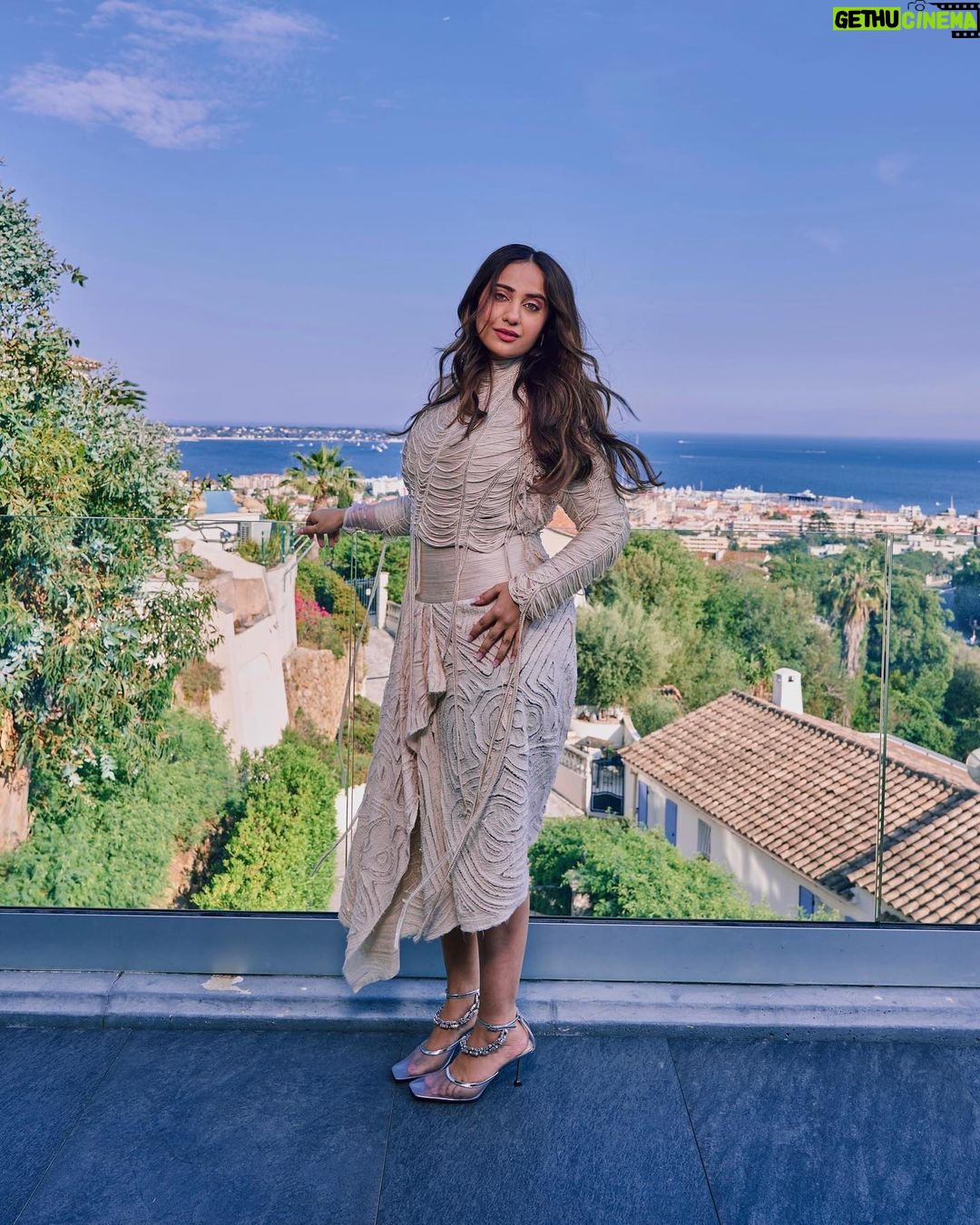 Kusha Kapila Instagram - har pearl yahan jee bhar jeeyo #cannes2023 @fetch_india Styled by : @ayeshaaminnigam @rhiakapoor Assisted by: @sejal_satish.n @thanishqkokare Outfit :custom @abhisheksharmastudio Jewellery: hair accessories @amamajewels ; earrings @chrstns_paris Shoes: @paciotti Makeup : @aashna_shah Hair : @makeupbyvishakha Shot by : @eastmancolourr Cannes, French Riviera, France