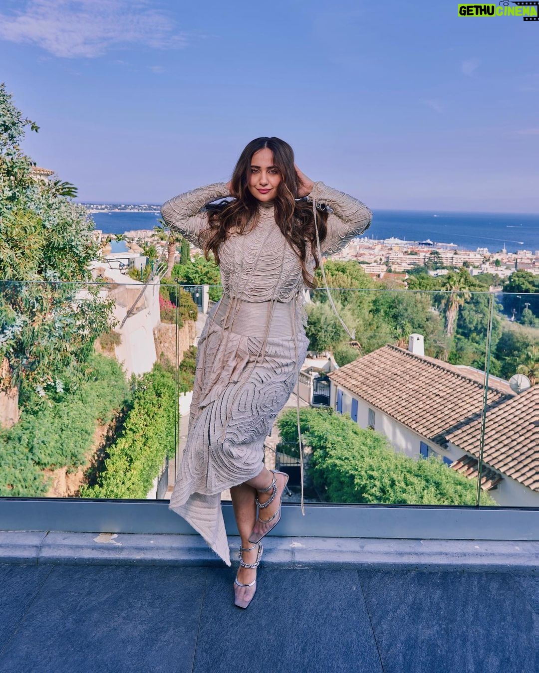 Kusha Kapila Instagram - har pearl yahan jee bhar jeeyo #cannes2023 @fetch_india Styled by : @ayeshaaminnigam @rhiakapoor Assisted by: @sejal_satish.n @thanishqkokare Outfit :custom @abhisheksharmastudio Jewellery: hair accessories @amamajewels ; earrings @chrstns_paris Shoes: @paciotti Makeup : @aashna_shah Hair : @makeupbyvishakha Shot by : @eastmancolourr Cannes, French Riviera, France