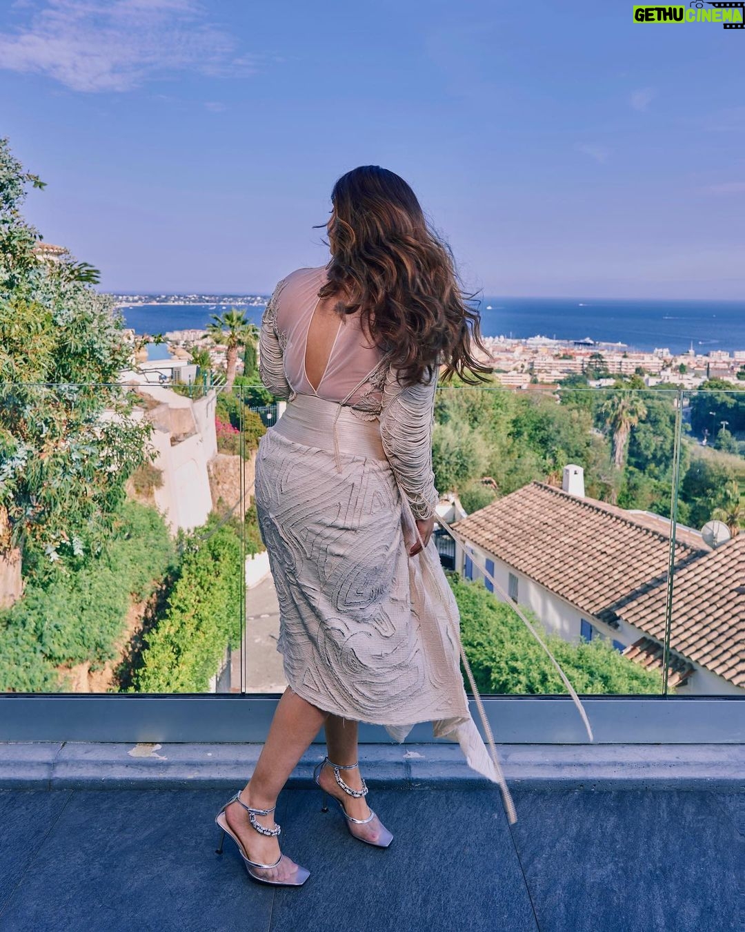 Kusha Kapila Instagram - har pearl yahan jee bhar jeeyo #cannes2023 @fetch_india Styled by : @ayeshaaminnigam @rhiakapoor Assisted by: @sejal_satish.n @thanishqkokare Outfit :custom @abhisheksharmastudio Jewellery: hair accessories @amamajewels ; earrings @chrstns_paris Shoes: @paciotti Makeup : @aashna_shah Hair : @makeupbyvishakha Shot by : @eastmancolourr Cannes, French Riviera, France