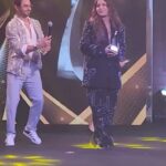 Kusha Kapila Instagram - kal ek award mila toh ghar ki yaad aayi toh fellow dilliwale ke ghar ke bahar jakar pose kar ke acha laga. bas mannat ka board rapair ke liye gaya hua hai abhi. thank you @htcity @kalra.sonal for including me in your star-studded, stylish night. Too much fun was had. Received my award from @aparshakti_khurana who has always hyped me💜 I am styled by @ayeshaaminnigam obvs wearing my friend @goyalkanika’s beautiful clothes @aashna_shah did the smokeeeey makeup and @makeupbyvishakha did this texturrred hair earrings by @viangevintage rings by @studioviange Mannat