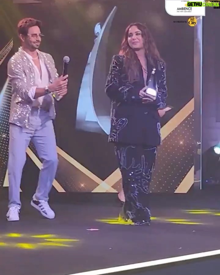 Kusha Kapila Instagram - kal ek award mila toh ghar ki yaad aayi toh fellow dilliwale ke ghar ke bahar jakar pose kar ke acha laga. bas mannat ka board rapair ke liye gaya hua hai abhi. thank you @htcity @kalra.sonal for including me in your star-studded, stylish night. Too much fun was had. Received my award from @aparshakti_khurana who has always hyped me💜 I am styled by @ayeshaaminnigam obvs wearing my friend @goyalkanika’s beautiful clothes @aashna_shah did the smokeeeey makeup and @makeupbyvishakha did this texturrred hair earrings by @viangevintage rings by @studioviange Mannat