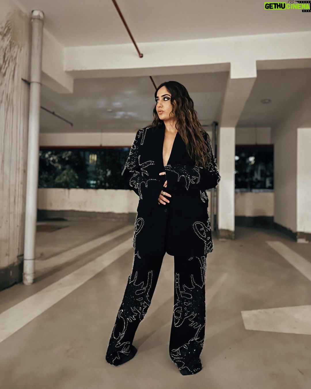 Kusha Kapila Instagram - kal ek award mila toh ghar ki yaad aayi toh fellow dilliwale ke ghar ke bahar jakar pose kar ke acha laga. bas mannat ka board rapair ke liye gaya hua hai abhi. thank you @htcity @kalra.sonal for including me in your star-studded, stylish night. Too much fun was had. Received my award from @aparshakti_khurana who has always hyped me💜 I am styled by @ayeshaaminnigam obvs wearing my friend @goyalkanika’s beautiful clothes @aashna_shah did the smokeeeey makeup and @makeupbyvishakha did this texturrred hair earrings by @viangevintage rings by @studioviange Mannat