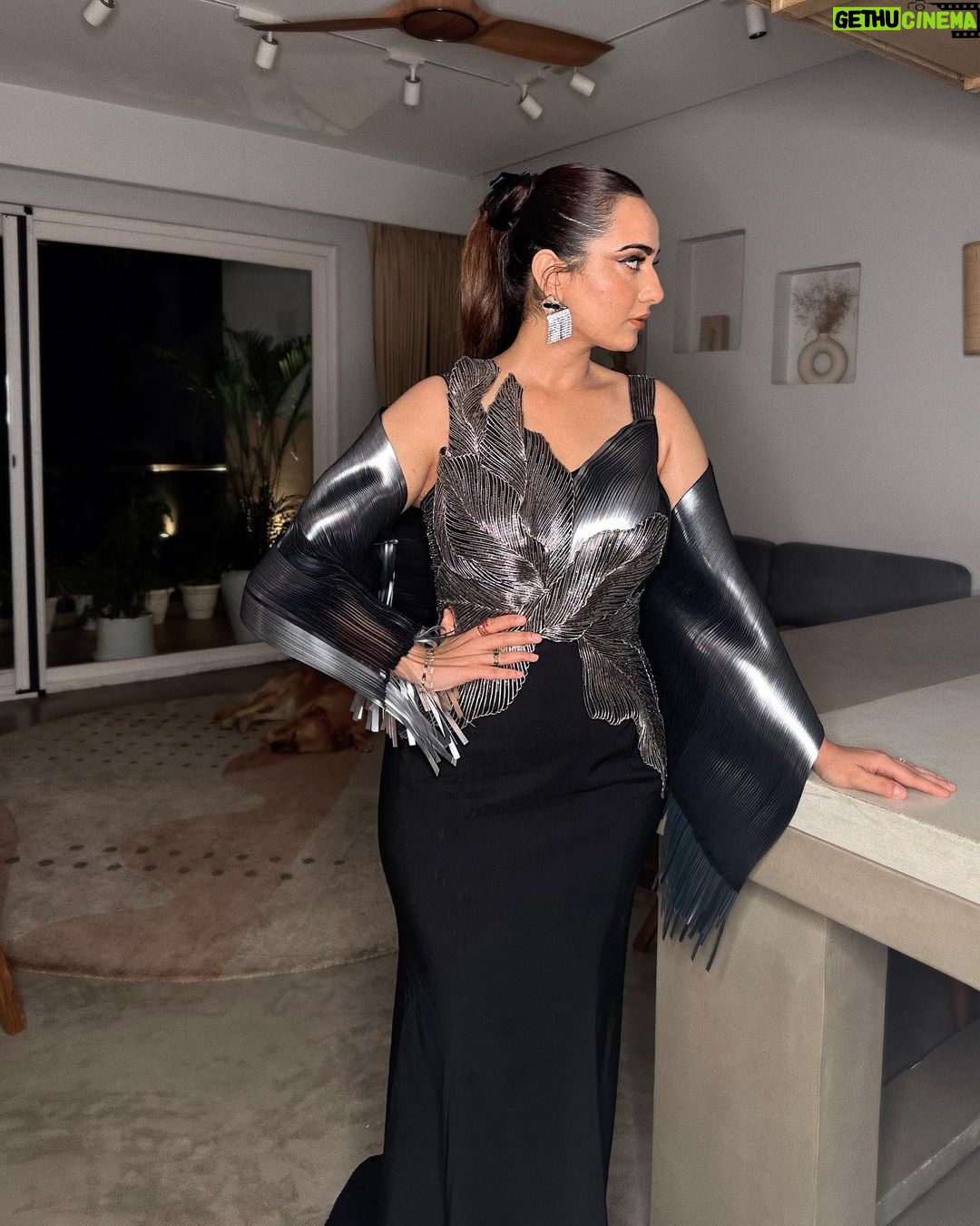 Kusha Kapila Instagram - ek bhi picture mein mundi seedha nahi hai - my mom tonight for my forever fave @amitaggarwalofficial’s store opening. currently stuck at gurguram toll. makeup by @srishtianandmakeup met inspired hair by @chon_hairartist