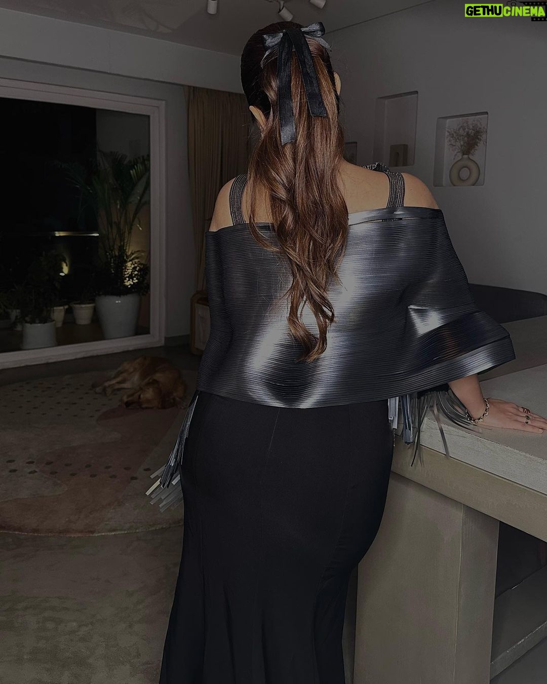 Kusha Kapila Instagram - ek bhi picture mein mundi seedha nahi hai - my mom tonight for my forever fave @amitaggarwalofficial’s store opening. currently stuck at gurguram toll. makeup by @srishtianandmakeup met inspired hair by @chon_hairartist