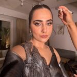 Kusha Kapila Instagram - ek bhi picture mein mundi seedha nahi hai - my mom tonight for my forever fave @amitaggarwalofficial’s store opening. currently stuck at gurguram toll. makeup by @srishtianandmakeup met inspired hair by @chon_hairartist