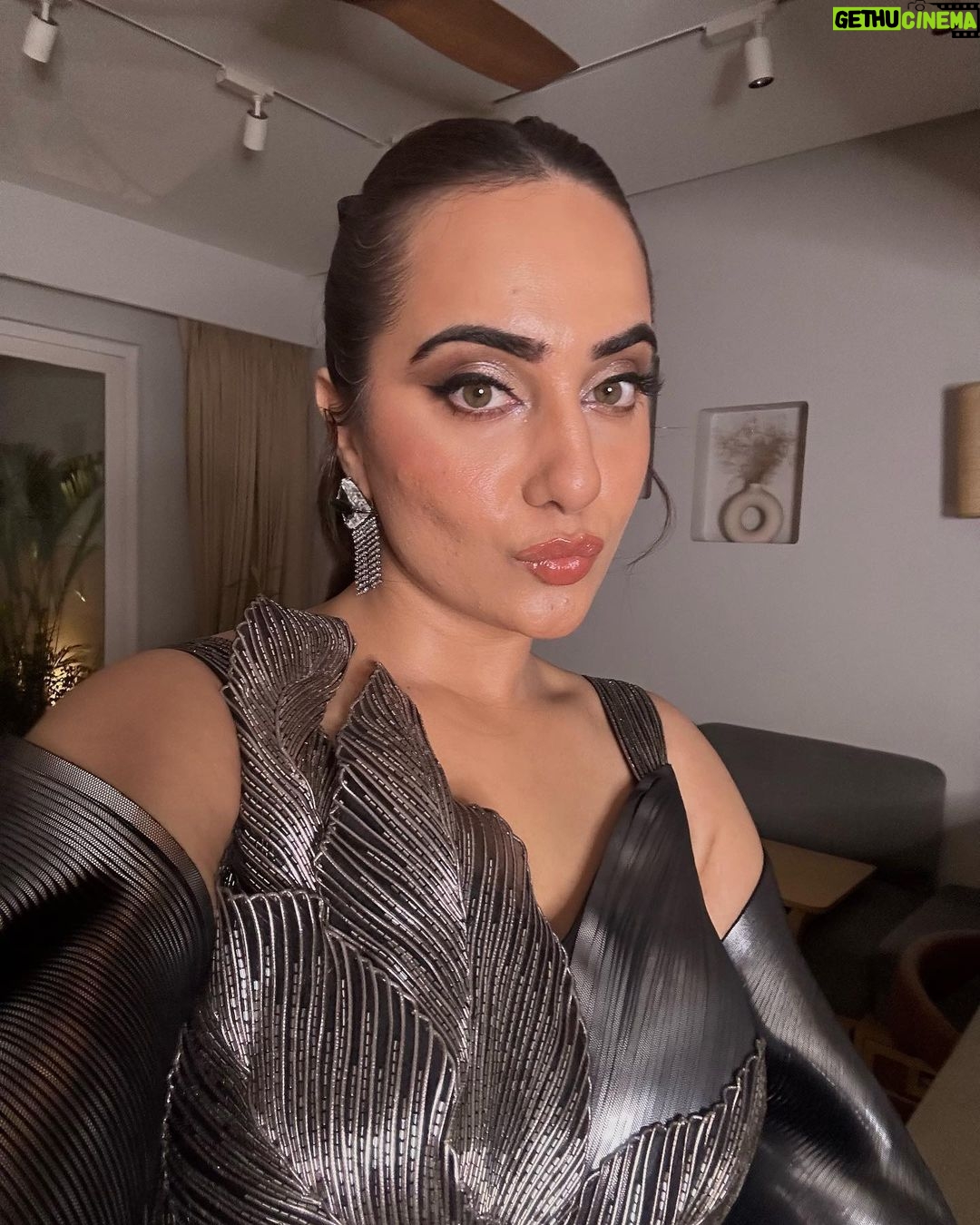 Kusha Kapila Instagram - ek bhi picture mein mundi seedha nahi hai - my mom tonight for my forever fave @amitaggarwalofficial’s store opening. currently stuck at gurguram toll. makeup by @srishtianandmakeup met inspired hair by @chon_hairartist