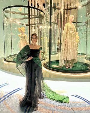Kusha Kapila Instagram - @nmacc.india photo dump✨

last night was one for the books. The scale of this cultural centre alone engulfed you that is if you could process the people you were walking past. I want to quickly talk about the exhibit that was and should be at the centre of this “Indian met gala”. Design, fashion and art students are going to devour it. When I was studying at NIFT, if my batchmates and I experienced something like this, I know for sure we’d be spending a lot of our time here. Think archival pieces from Indian and international designers from collections that are referenced often in design school. I enjoyed the exhibit immensely which is probably the reason I missed out on getting a selfie with Zendaya and Tom which let’s be honest I was never going to get but hey, I saw SRK perform so I truly won last night🌚