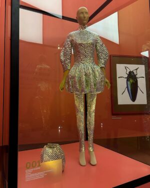 Kusha Kapila Instagram - @nmacc.india photo dump✨

last night was one for the books. The scale of this cultural centre alone engulfed you that is if you could process the people you were walking past. I want to quickly talk about the exhibit that was and should be at the centre of this “Indian met gala”. Design, fashion and art students are going to devour it. When I was studying at NIFT, if my batchmates and I experienced something like this, I know for sure we’d be spending a lot of our time here. Think archival pieces from Indian and international designers from collections that are referenced often in design school. I enjoyed the exhibit immensely which is probably the reason I missed out on getting a selfie with Zendaya and Tom which let’s be honest I was never going to get but hey, I saw SRK perform so I truly won last night🌚