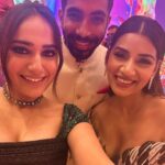 Kusha Kapila Instagram - @nmacc.india photo dump✨ last night was one for the books. The scale of this cultural centre alone engulfed you that is if you could process the people you were walking past. I want to quickly talk about the exhibit that was and should be at the centre of this “Indian met gala”. Design, fashion and art students are going to devour it. When I was studying at NIFT, if my batchmates and I experienced something like this, I know for sure we’d be spending a lot of our time here. Think archival pieces from Indian and international designers from collections that are referenced often in design school. I enjoyed the exhibit immensely which is probably the reason I missed out on getting a selfie with Zendaya and Tom which let’s be honest I was never going to get but hey, I saw SRK perform so I truly won last night🌚 Nita Mukesh Ambani Cultural Centre