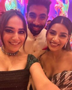 Kusha Kapila Instagram - @nmacc.india photo dump✨ last night was one for the books. The scale of this cultural centre alone engulfed you that is if you could process the people you were walking past. I want to quickly talk about the exhibit that was and should be at the centre of this “Indian met gala”. Design, fashion and art students are going to devour it. When I was studying at NIFT, if my batchmates and I experienced something like this, I know for sure we’d be spending a lot of our time here. Think archival pieces from Indian and international designers from collections that are referenced often in design school. I enjoyed the exhibit immensely which is probably the reason I missed out on getting a selfie with Zendaya and Tom which let’s be honest I was never going to get but hey, I saw SRK perform so I truly won last night🌚 Nita Mukesh Ambani Cultural Centre