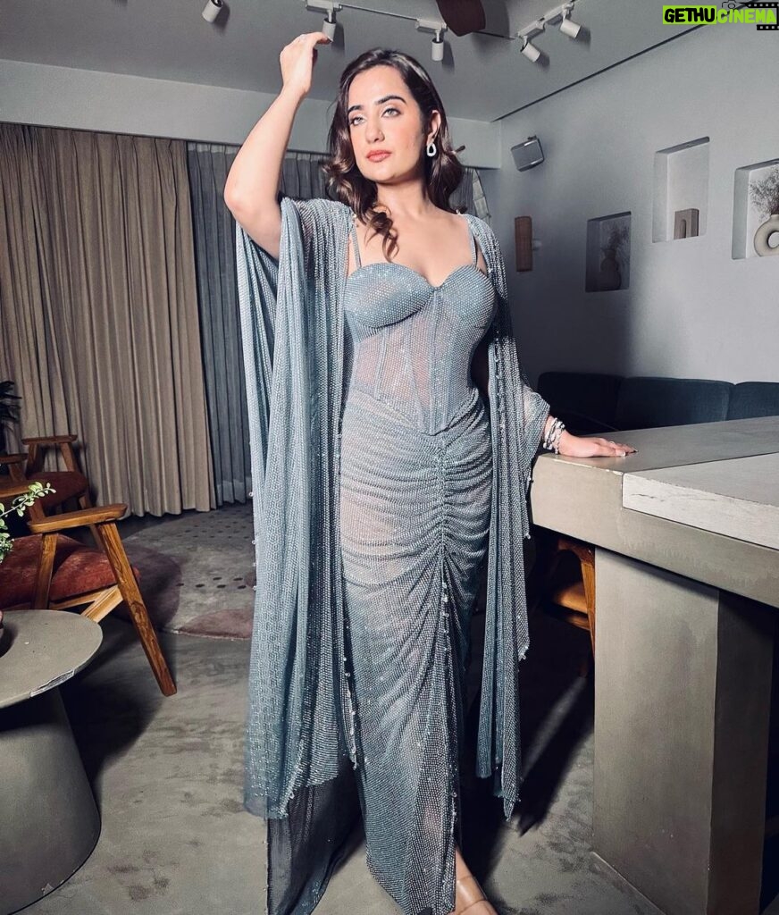 Kusha Kapila Instagram - lapet liye badan par sitare💎 @itrhofficial dressed me up for @cosmoindia awards last night and I felt very very sexy🌝 styled by @ayeshaaminnigam 💜 jewels by @goldenwindow