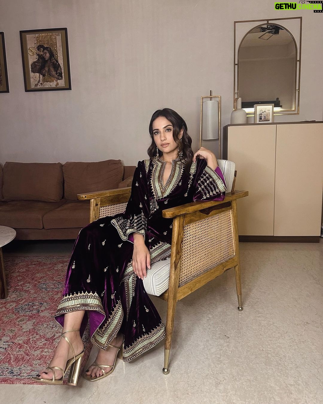 Kusha Kapila Instagram - likes maang rahi hai💀 . . . Hair and makeup by @vishakhadjain Styled by @ayeshaaminnigam with @mehullsinglla Assisted by @__nandinii Outfit by @sureenachowdhri Jewels by @anaghaartsnjewels