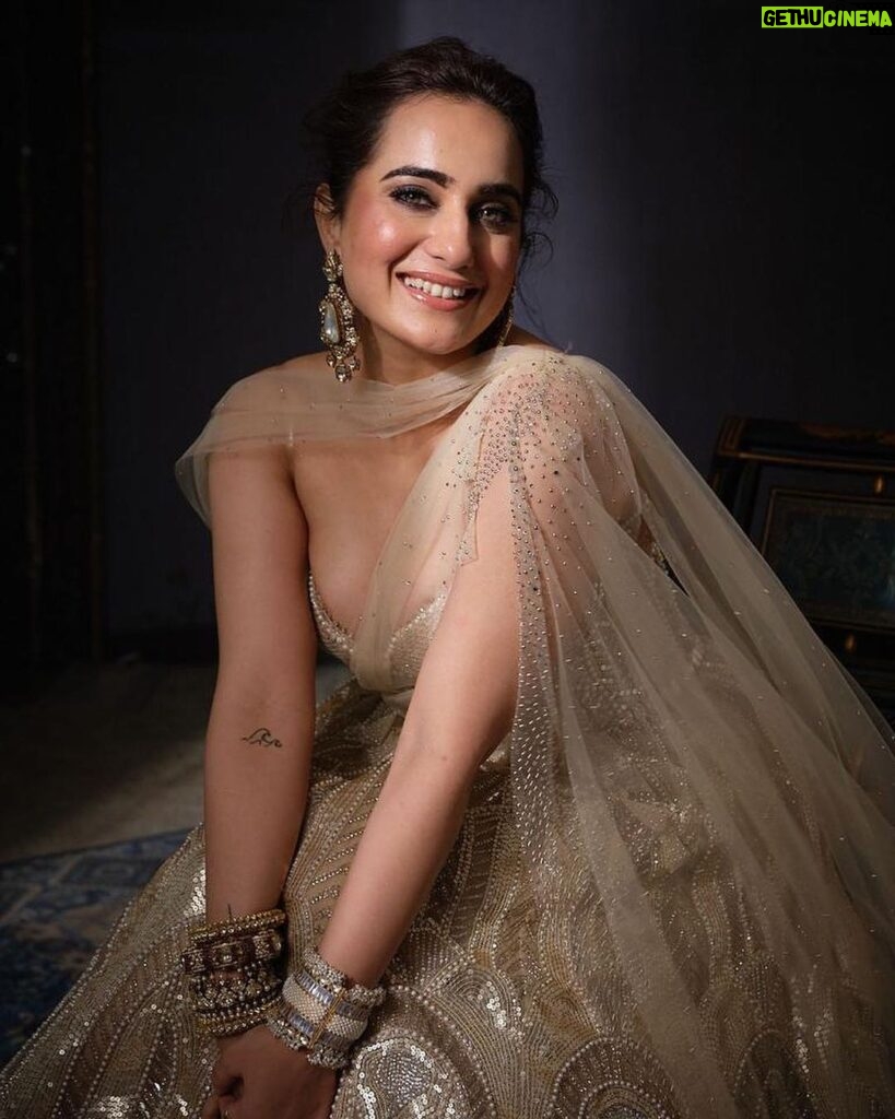 Kusha Kapila Instagram - 𝗜𝗻 𝗠𝘆 𝗧𝗧 𝗕𝗲𝘀𝘁 In what ways does your journey echo Tarun Tahiliani’s legacy? “Through meticulously researched and thoughtfully crafted fits, Tarun Tahiliani’s vision beautifully complements the Indian woman’s form and my perspective on life resonates deeply with the ever-evolving nature of his collections—each distinct yet his own signature. Having previously worked as a fashion writer, covering his couture shows, it feels like life has come full circle as I now have the honour of representing his exceptional designs.” Kusha Kapila is seen here in our gold lehenga that features Art Deco inspired artworks which are uplifted with Swarovski crystals, pearls and sequins. It is paired with an intricately-embellished corset and stylized drape. Photography: @abhivermaa Makeup: @leeview_makeup Styling: @louw.77 Muse: @kushakapila Sets: @studio2.one @vivek.negi.14 Carpet: @obeetee Decor: @kalikaar_design Jewellery: #TTTIJORI Location: @arayabagh #TarunTahiliani #InMyTTBest