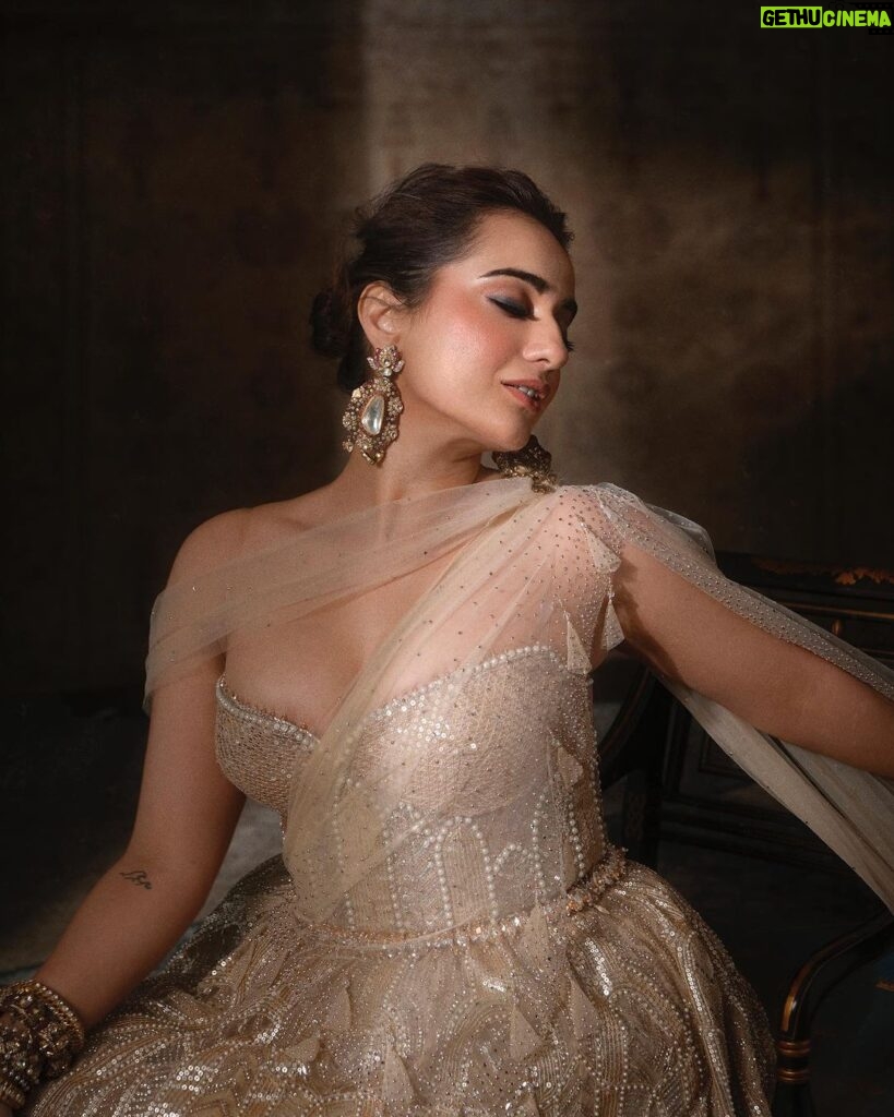 Kusha Kapila Instagram - 𝗜𝗻 𝗠𝘆 𝗧𝗧 𝗕𝗲𝘀𝘁 In what ways does your journey echo Tarun Tahiliani’s legacy? “Through meticulously researched and thoughtfully crafted fits, Tarun Tahiliani’s vision beautifully complements the Indian woman’s form and my perspective on life resonates deeply with the ever-evolving nature of his collections—each distinct yet his own signature. Having previously worked as a fashion writer, covering his couture shows, it feels like life has come full circle as I now have the honour of representing his exceptional designs.” Kusha Kapila is seen here in our gold lehenga that features Art Deco inspired artworks which are uplifted with Swarovski crystals, pearls and sequins. It is paired with an intricately-embellished corset and stylized drape. Photography: @abhivermaa Makeup: @leeview_makeup Styling: @louw.77 Muse: @kushakapila Sets: @studio2.one @vivek.negi.14 Carpet: @obeetee Decor: @kalikaar_design Jewellery: #TTTIJORI Location: @arayabagh #TarunTahiliani #InMyTTBest