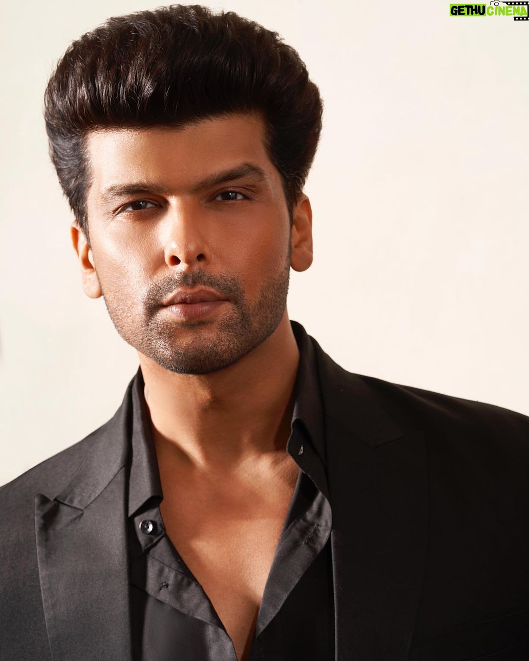 Kushal Tandon Instagram - Eye contact is a dangerous, dangerous thing . But lovely . Oh so lovely ………