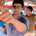 Kushal Tandon Instagram – अच्छे बुरे सब लोग यहाँ
श्रद्धा की डुबकी लगाते हैं
पावन संगम के तट पर
पाप सभी धुल जाते हैं.