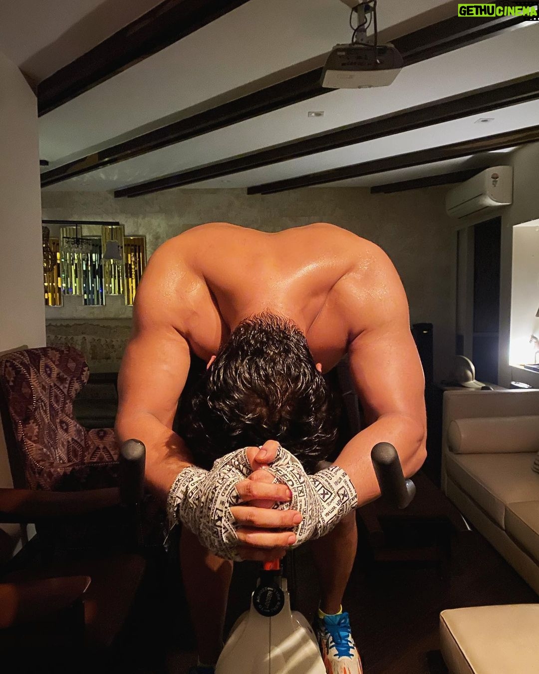Kushal Tandon Instagram - Nite trains done right ✨🔱